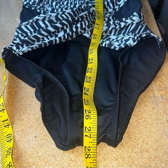 Miraclesuit Black & White One-piece Swimsuit w/ Abstract Pattern Womens Size 8 - Picture 10 of 12
